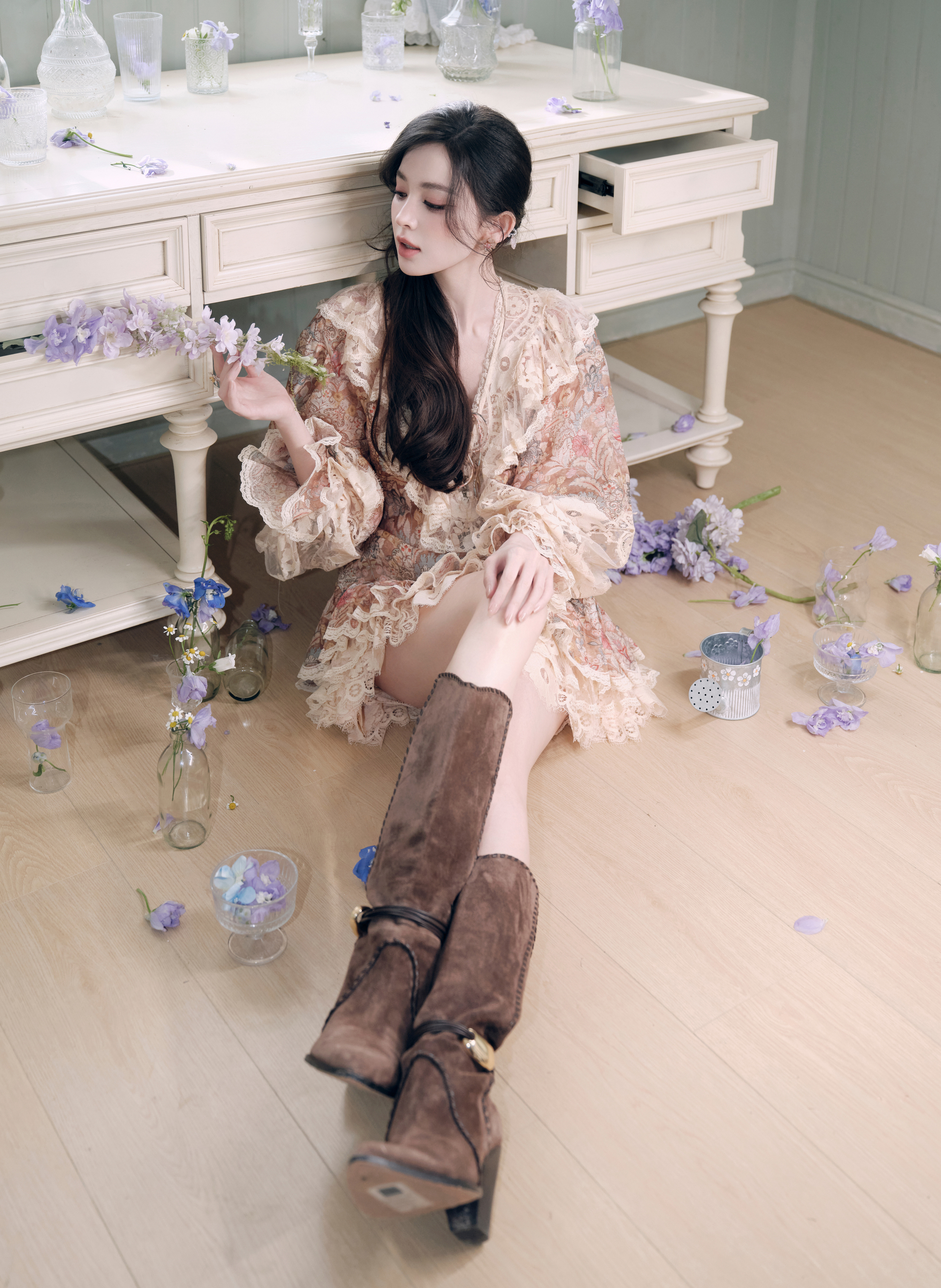 娜扎把东方明珠变成了背景板娜扎美神娜扎蕾丝碎花短裙大长腿棕色高跟靴