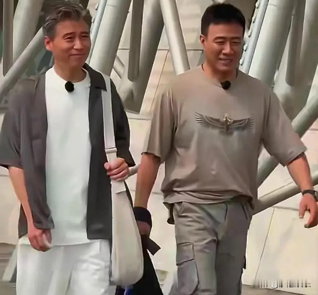 最近一段综艺片段在网上引发热议！58岁的胡军对着52岁的李乃文，劈头盖脸就是一