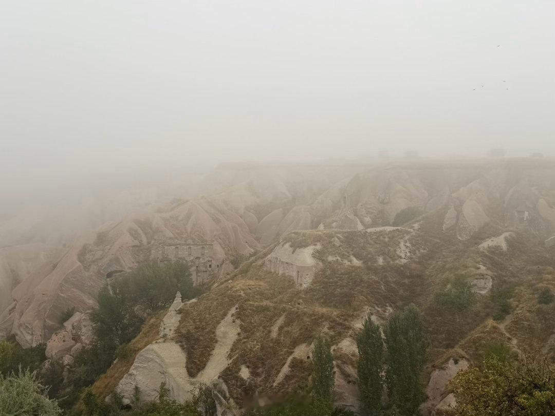 慢悠悠逛了想象谷，怪石林立像闯进异世界，在乌奇萨城堡远眺山谷风光，随后钻进幽深的