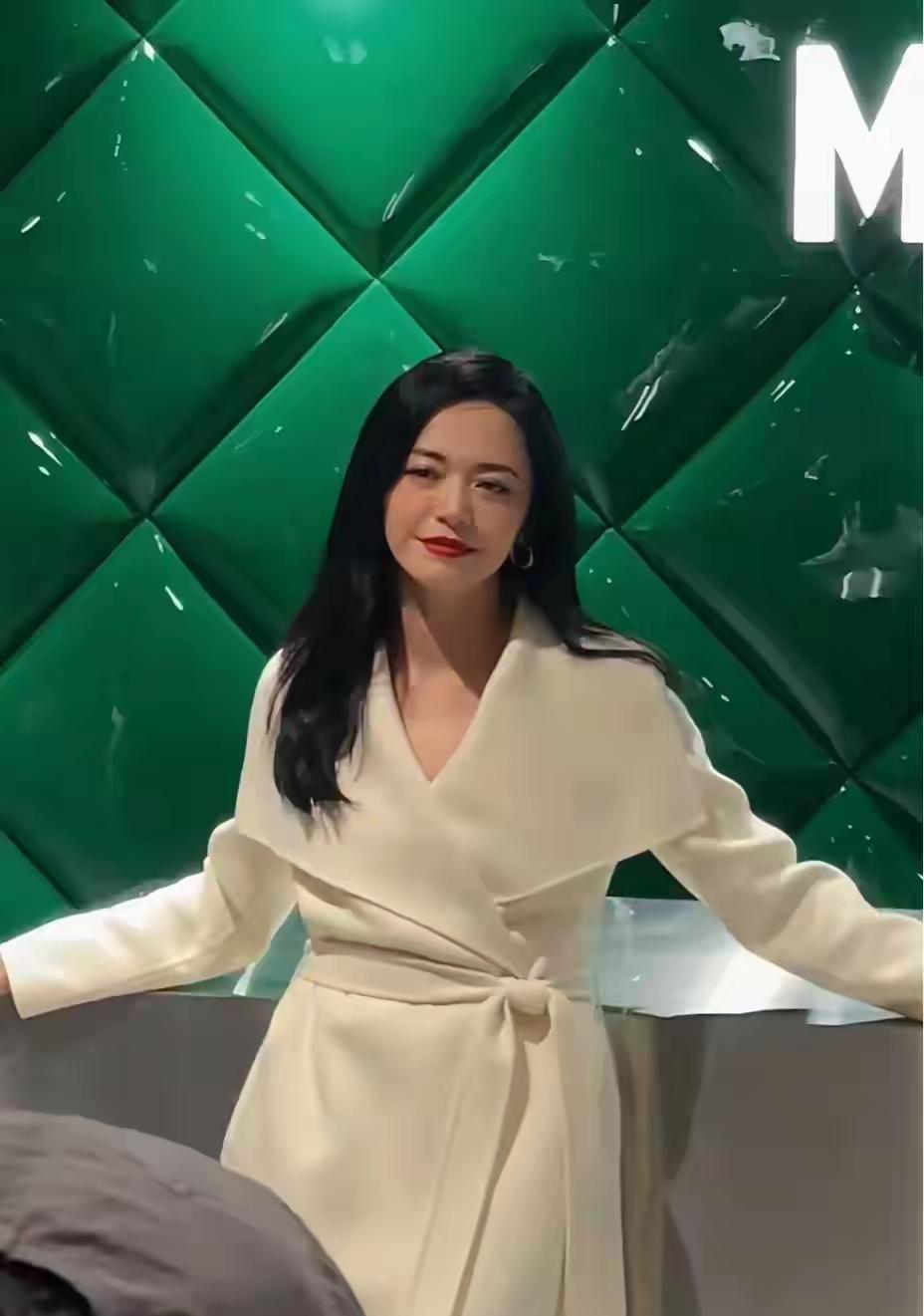 姚晨惊艳亮相上海，参加线下活动，穿白色长款风衣裙，美得令人陶醉！姚晨这出席活动