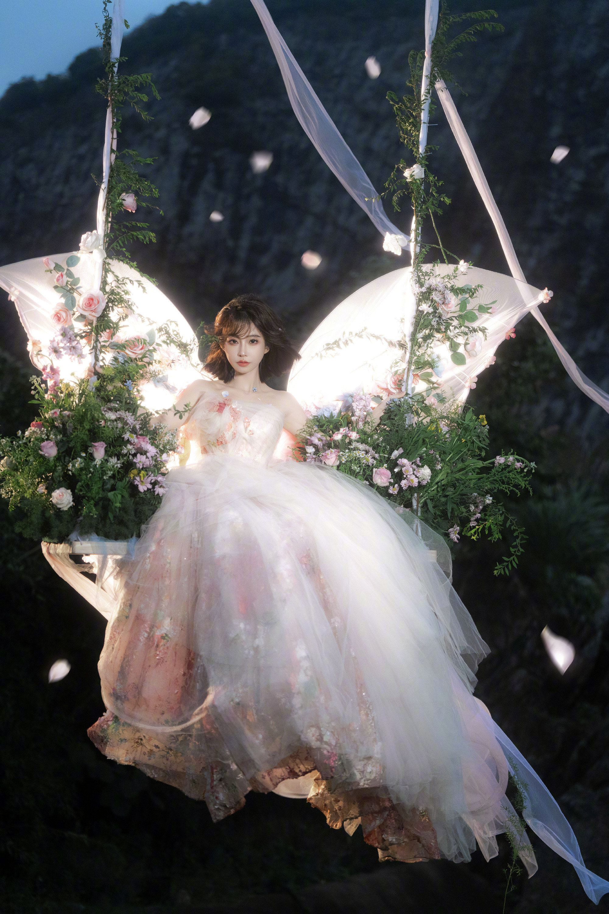 冯提莫生日写真：轻纱银羽，甜美的“天使小姐姐”。冯提莫