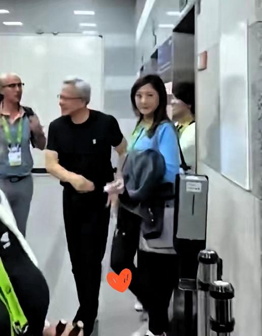 黄仁勋女助理：平凡中的不凡​你看，这就是黄仁勋的女助理，咋看也就三十出头的年纪