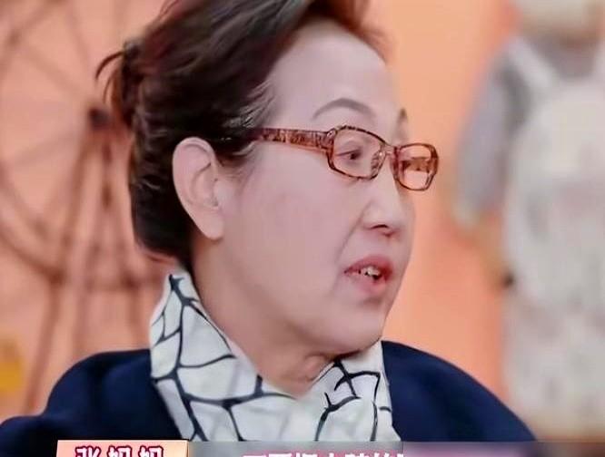 婆婆对儿媳双标、冷脸，甚至因为抱不上孙子而哭诉孤独，这事儿放在谁家都够闹心。但陈