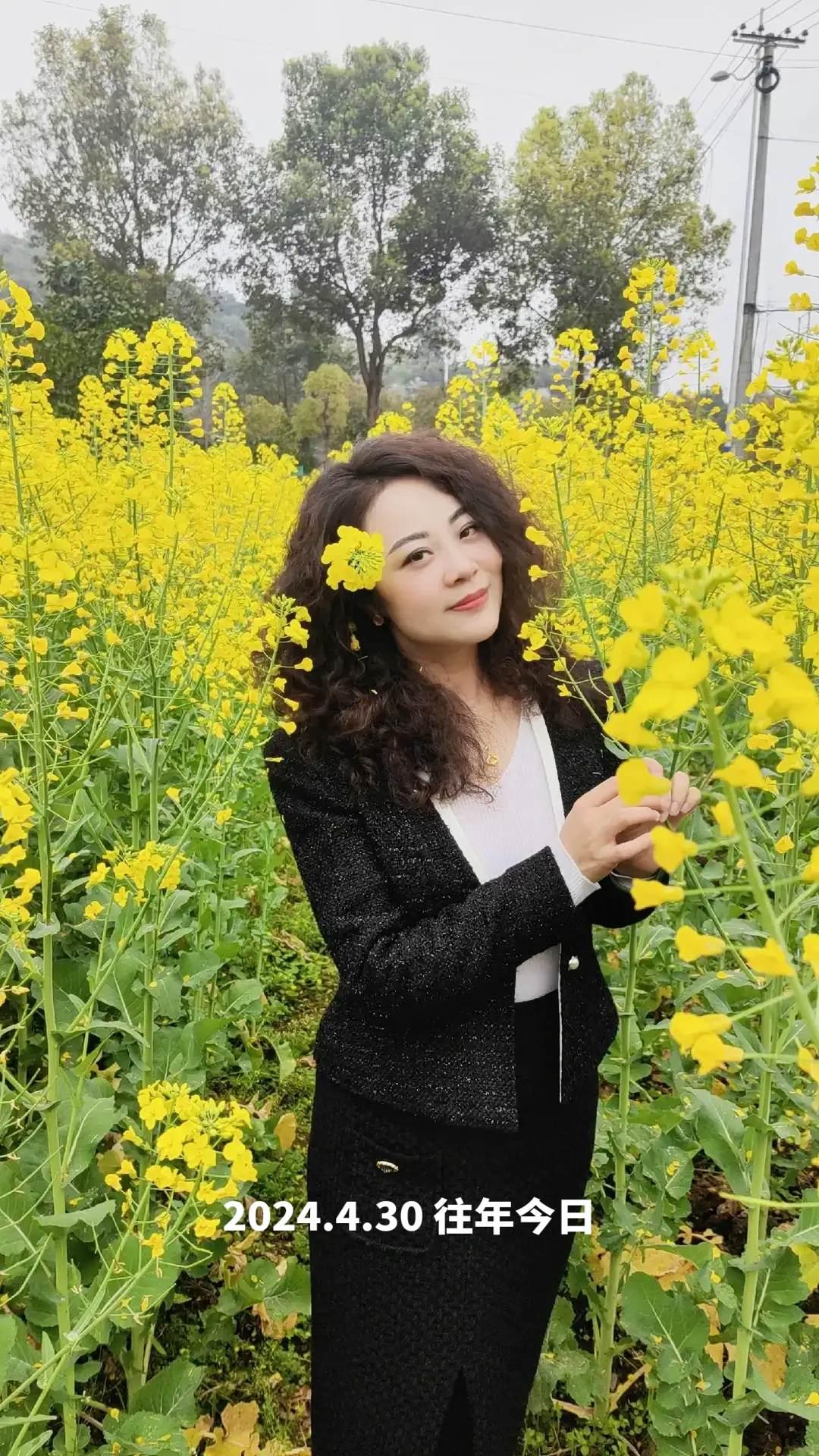 在油菜花田里拥抱春天