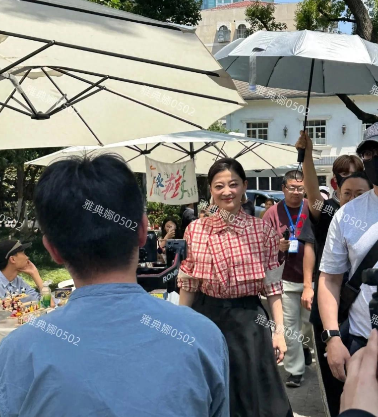 梅婷回老家南京开见面会，本人漂亮年轻又洋气，比剧里好看多了!如果说内娱哪一个女
