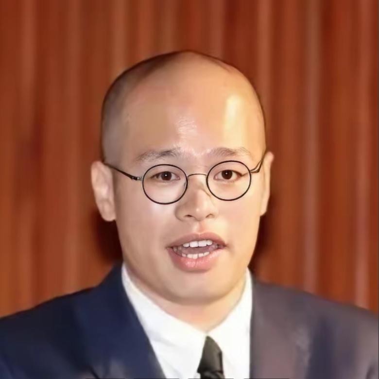 黎智英之子黎崇恩又跑到美国会喊话作妖了，9月16日，黎崇恩突然现身美国会听证会上