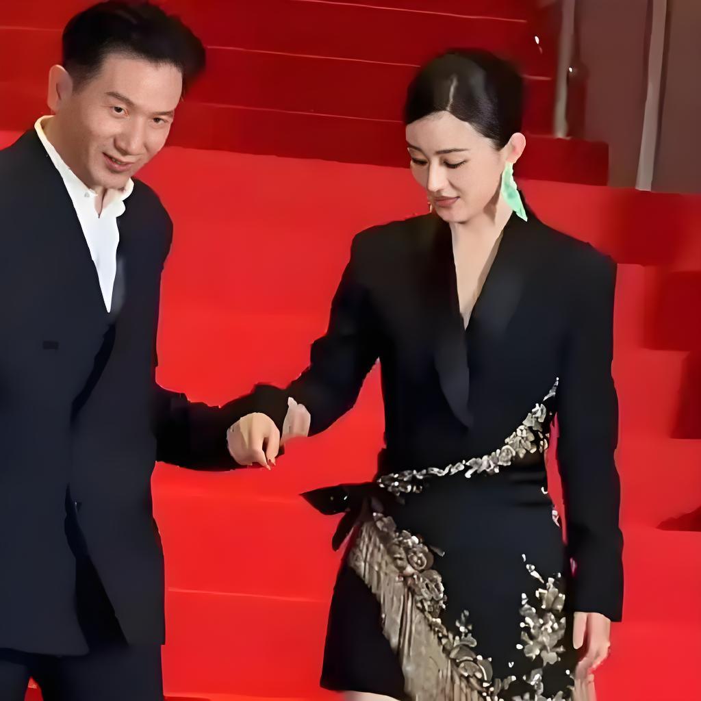 和冯绍峰离婚4年后，赵丽颖终于传来了好消息！原来她也偷偷的恋爱了！狗仔爆某超