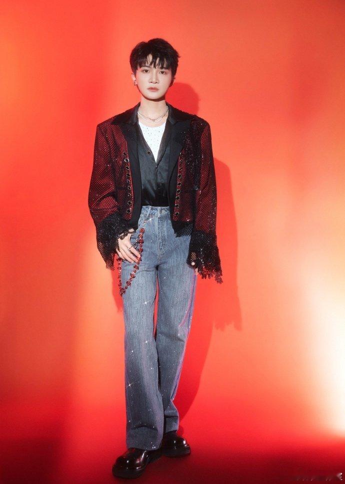 江苏卫视跨年阵容让人期待江苏卫视跨年三波阵容官宣完毕！周深等加盟，年末就等这