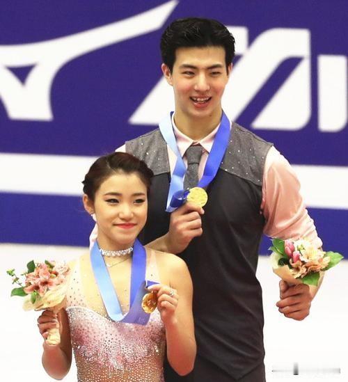 等你俩老了的时候打开年轻的，这个时候是有多么幸福这里头有心酸，辛苦幸福，光荣的奖