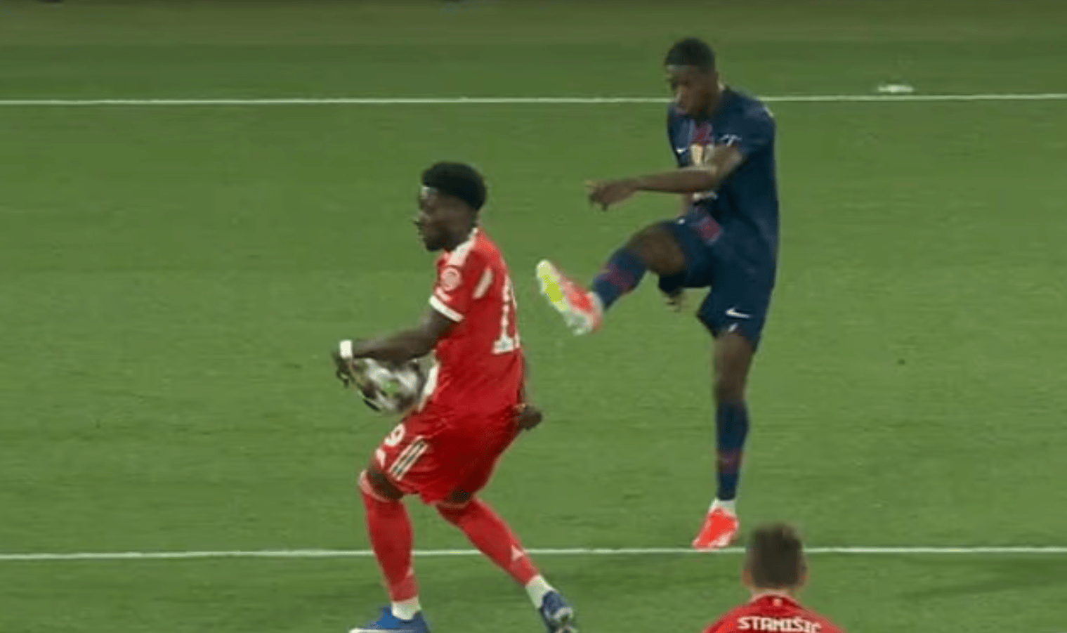 希勒: 球先变向再弹到阿方索手臂, 这完全够不上点球范畴