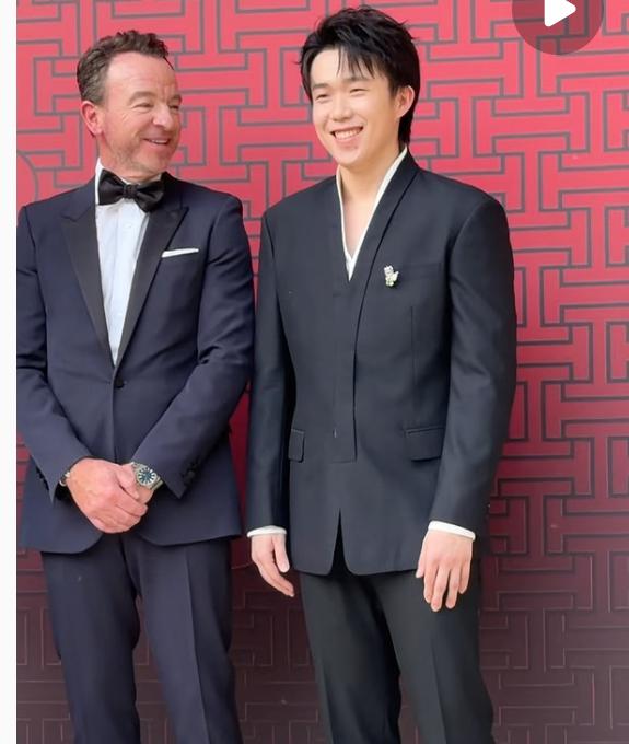 王楚钦正装出席QEELIN北京高级珠宝发布晚宴—被夸的不好意思😅！品牌CE