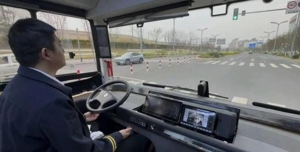 这公交稳得我以为是老司机开了二十年，结果方向盘自己转的