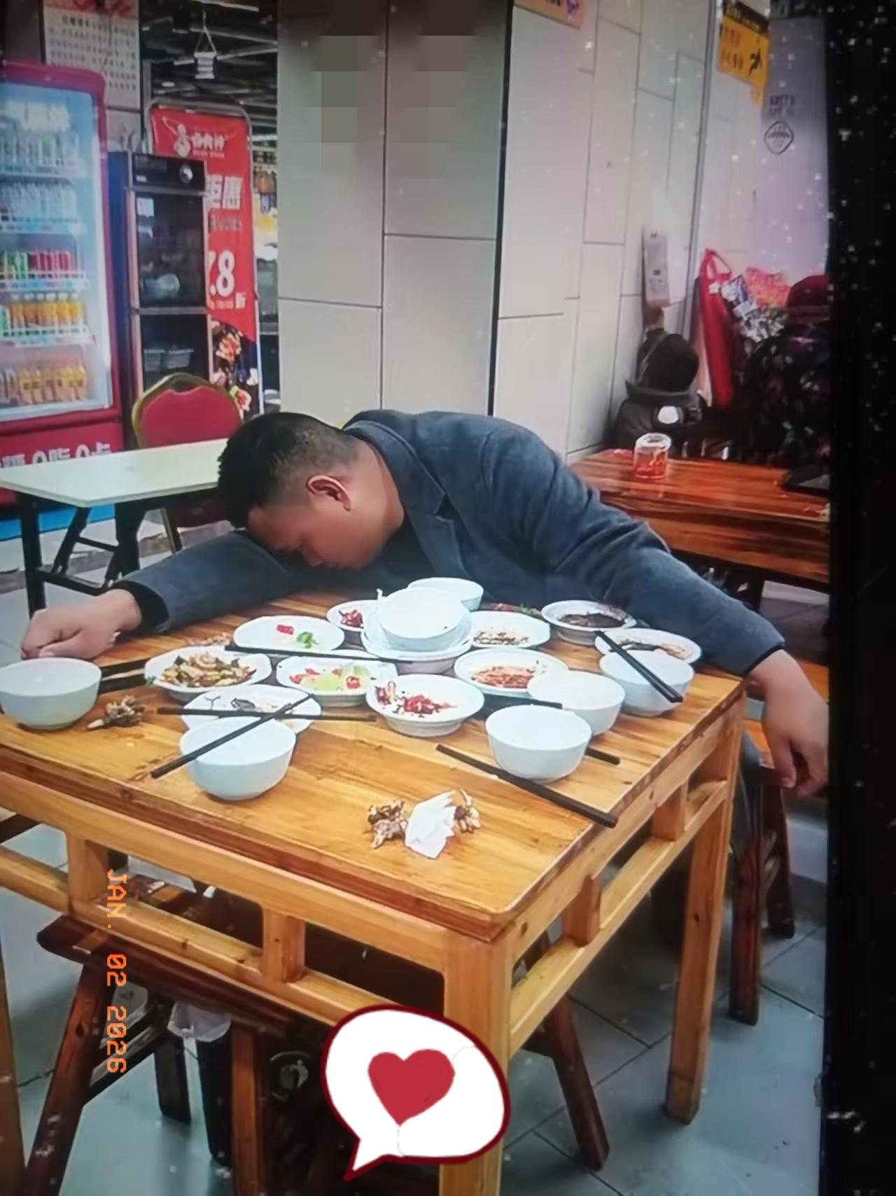 男子和家人饭店用餐结束，让家人先出门等候，自己留下结账，可短短几分钟，他就突然趴