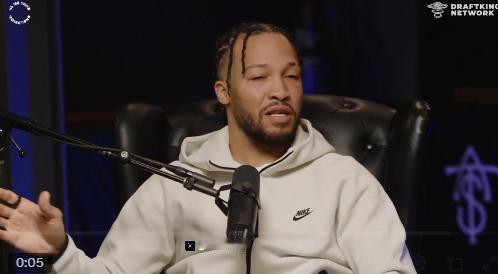 杰伦-布伦森说，他小时候就经常去看NBA，在他6岁的时候，乔丹提出要在他球衣上签