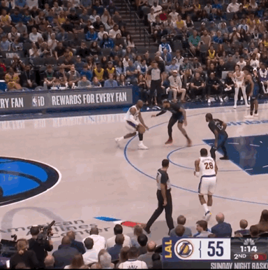 42了，跑不动了。詹姆斯单打，上篮磕到篮板上，被小牛打快攻，不进，湖人一传，在前