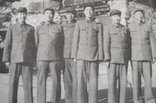 1949年，一个杀手闯进了杨勇的房间，拿着枪支准备暗杀他，谁料，杨勇一张口，杀手