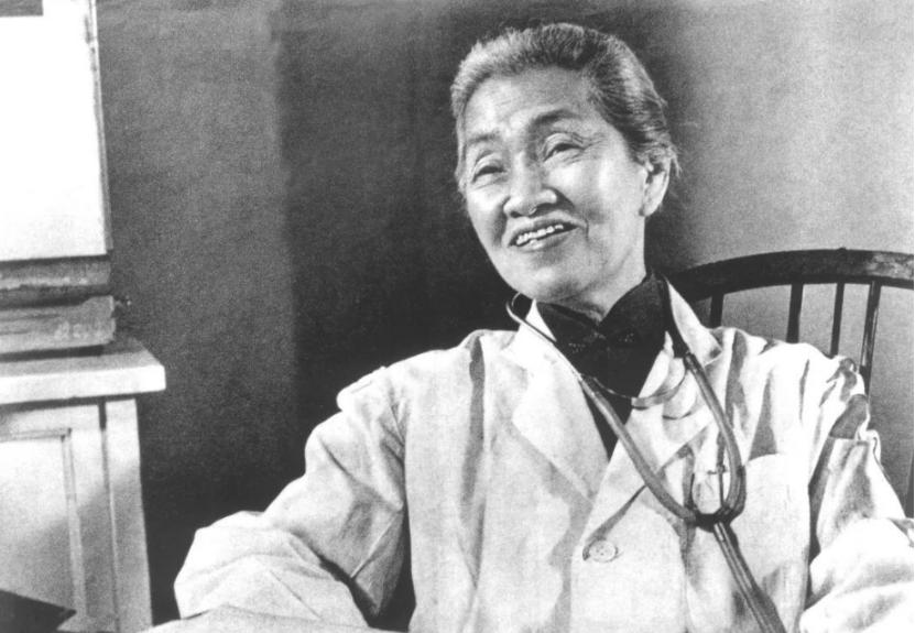 1964年，一名身患重症的孕妇正要进行手术，林巧稚却拦下做手术的医生，说：“让她