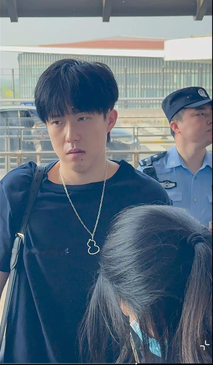 楚钦老师要不是在控制情绪估计这会儿已经骂得很脏了看那表情脸都已经垮掉了幸好
