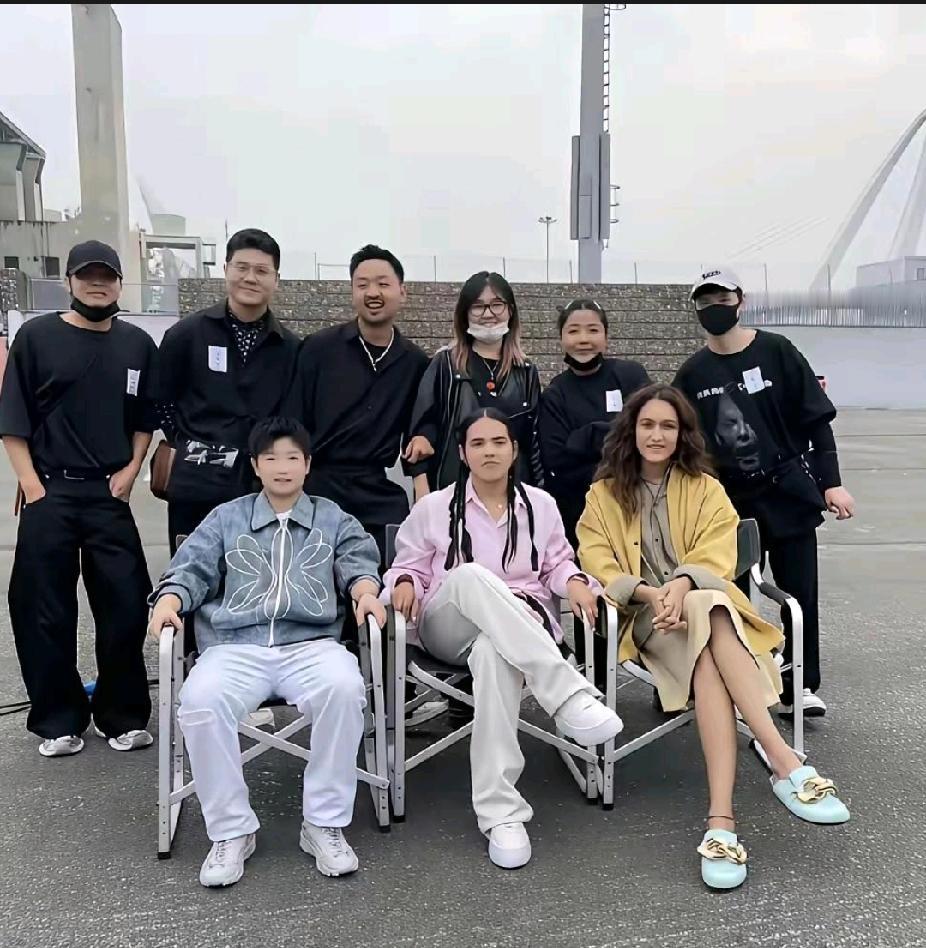 第一次刷到这张合照！莎莎的反差感直接拉满了！前排坐着的三个姑娘，一眼就被迪