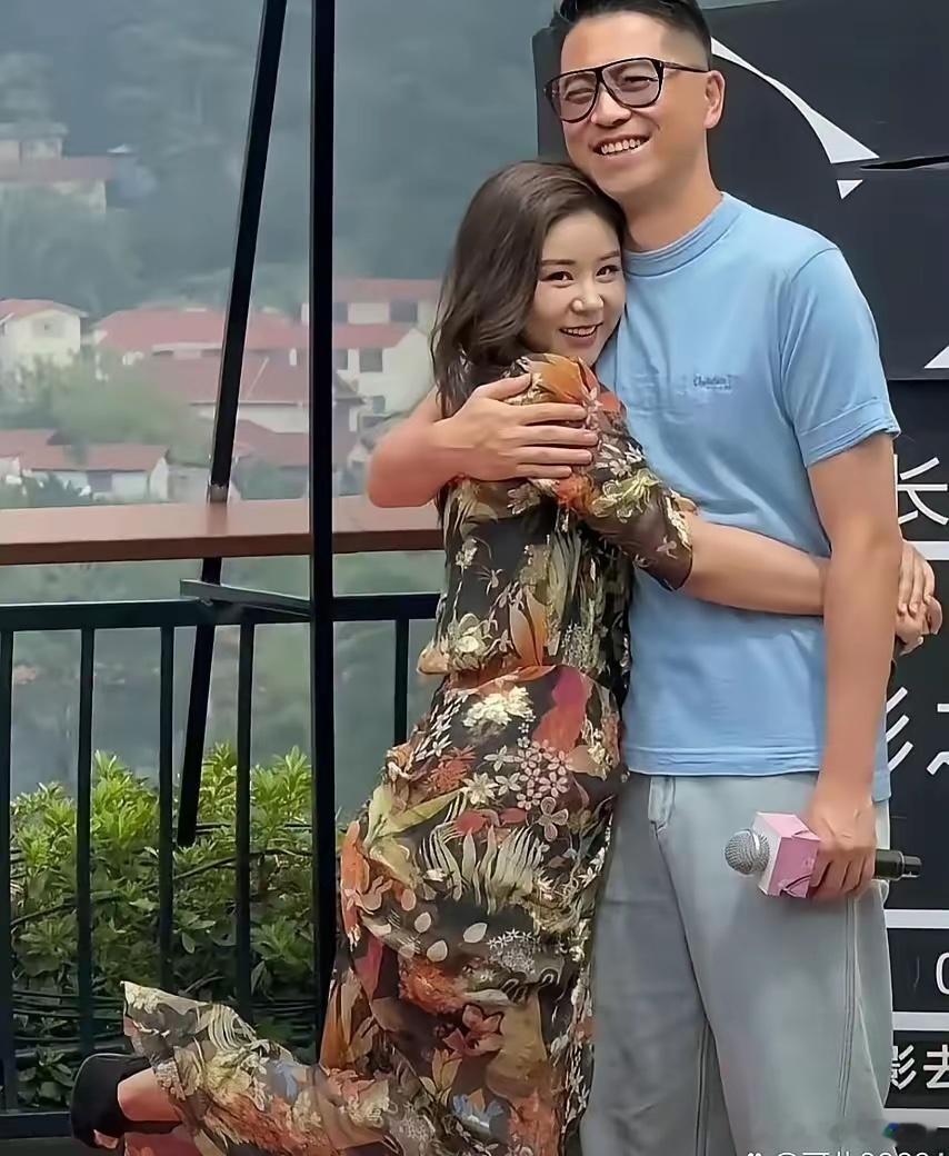 王雷和老婆李小萌在庐山被拍到，俩人一路撒狗粮。李小萌个子不算高，身材圆润了不少，