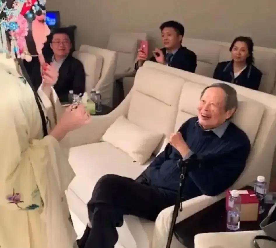 2024年7月，48岁生日青衣装扮的翁帆，难怪杨振宁挪不开眼。翁帆美目流转
