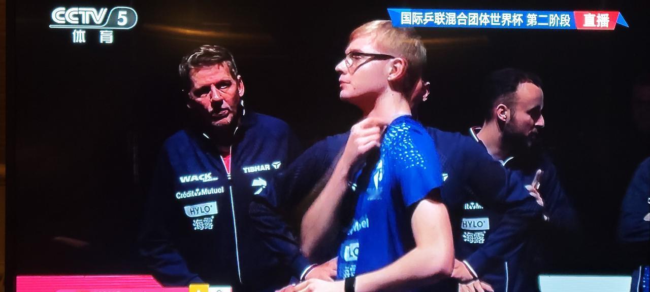 大胖输给了自己！大胖对阵小勒布伦，第一局11:6很快拿下对手，表现出了良好的竞