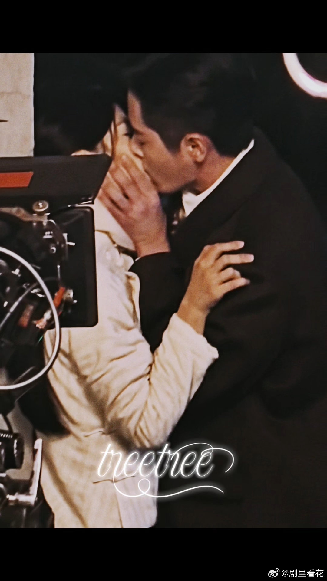 等了27天男女主终于亲上了《玉簟秋》这吻戏直接封神！丞磊徐若晗把乱世情侣的爱恨