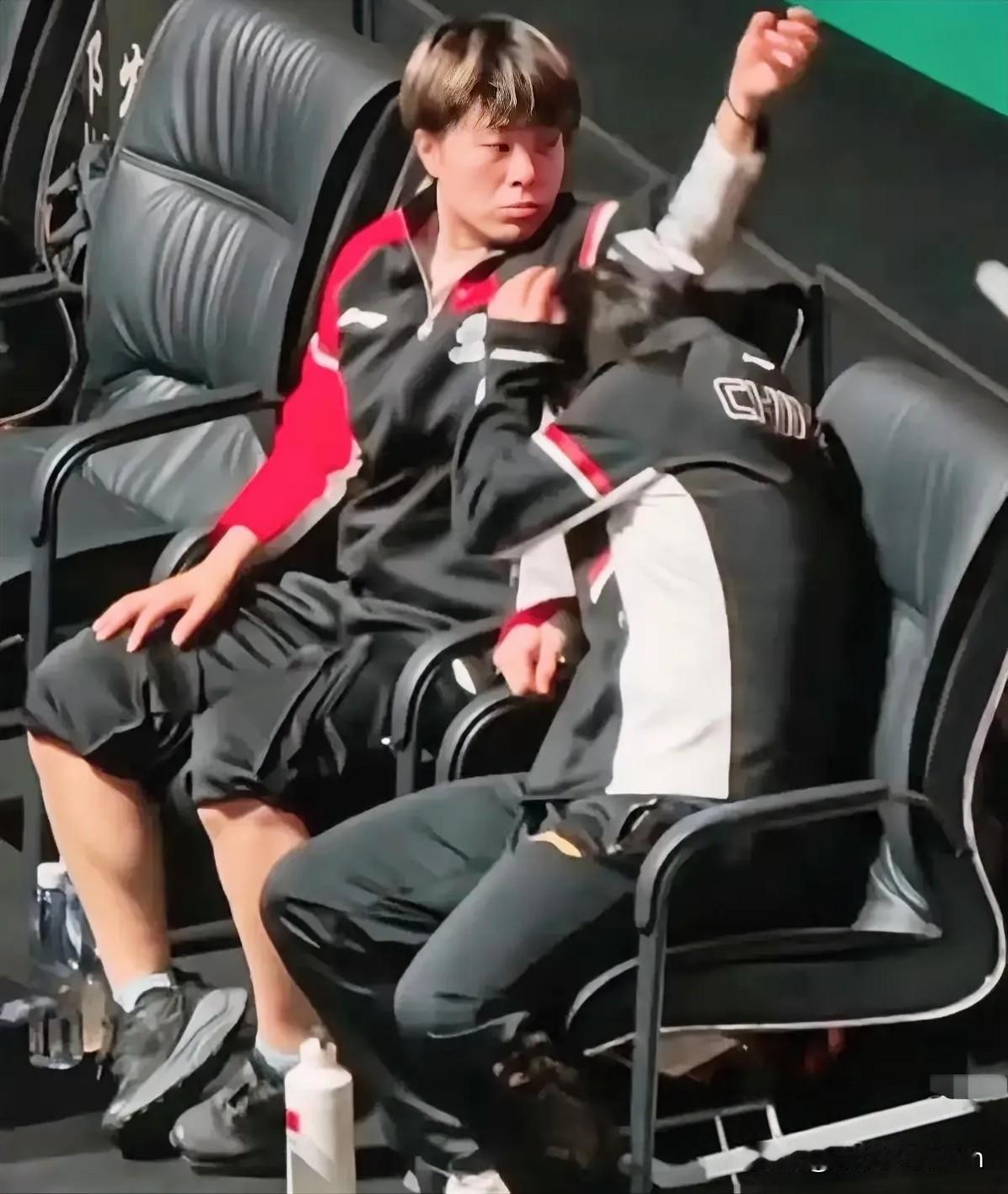 王艺迪又上热搜了，这次不是因为比赛，而是因为在看台上保护孙颖莎一幕网友纷纷称