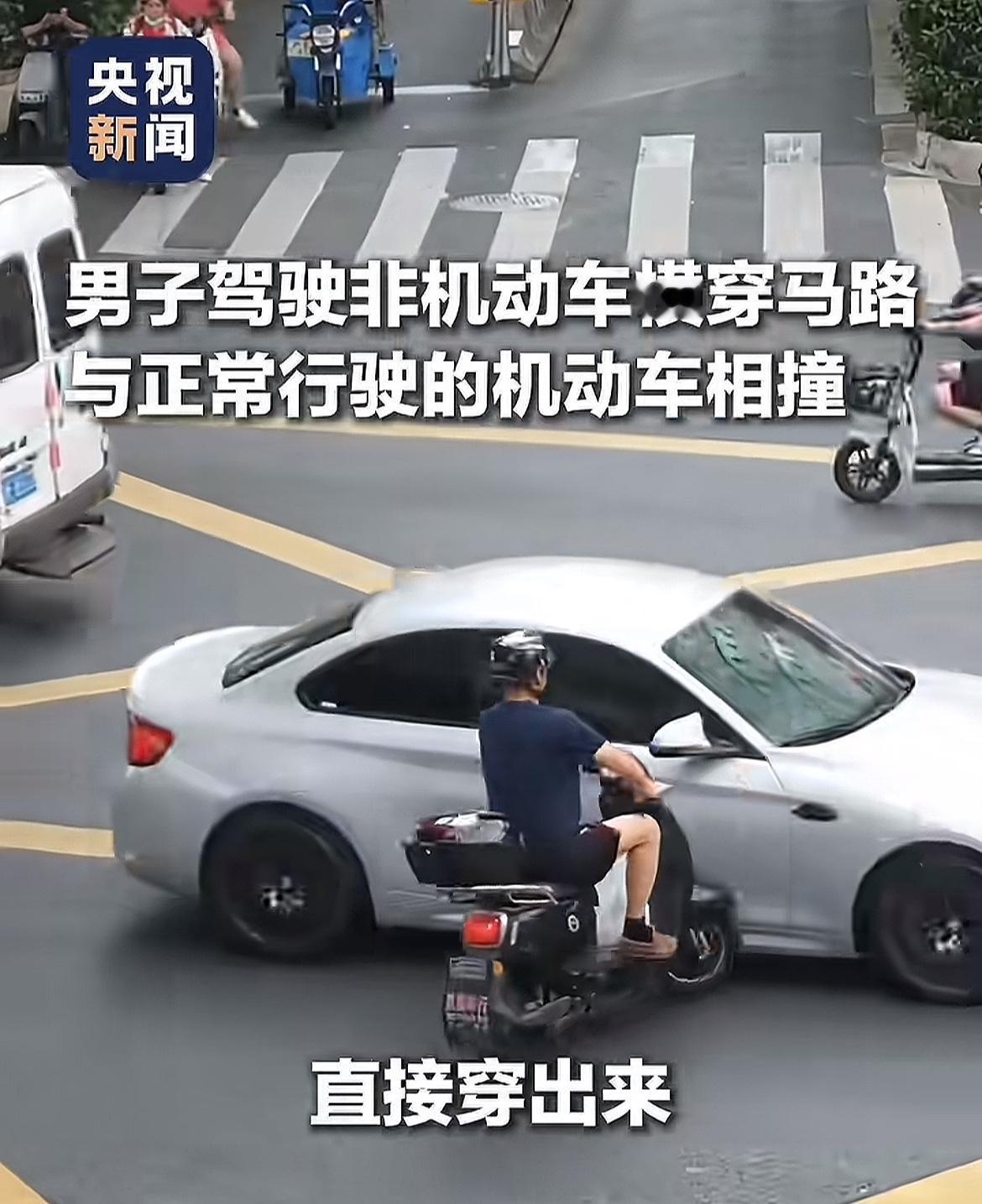 还得说人家上海交警！男子骑着电瓶车，鬼探头的方式违章横穿马路，路过司机躲避