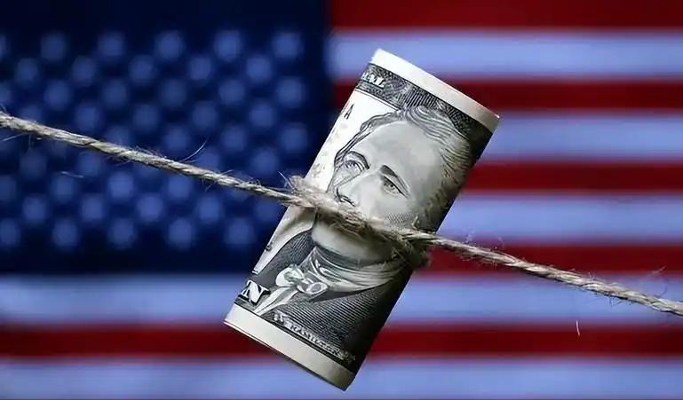 还没踏上访华的专机，特朗普这回算是彻底栽在了自家后院里。 就在他准备一个月后