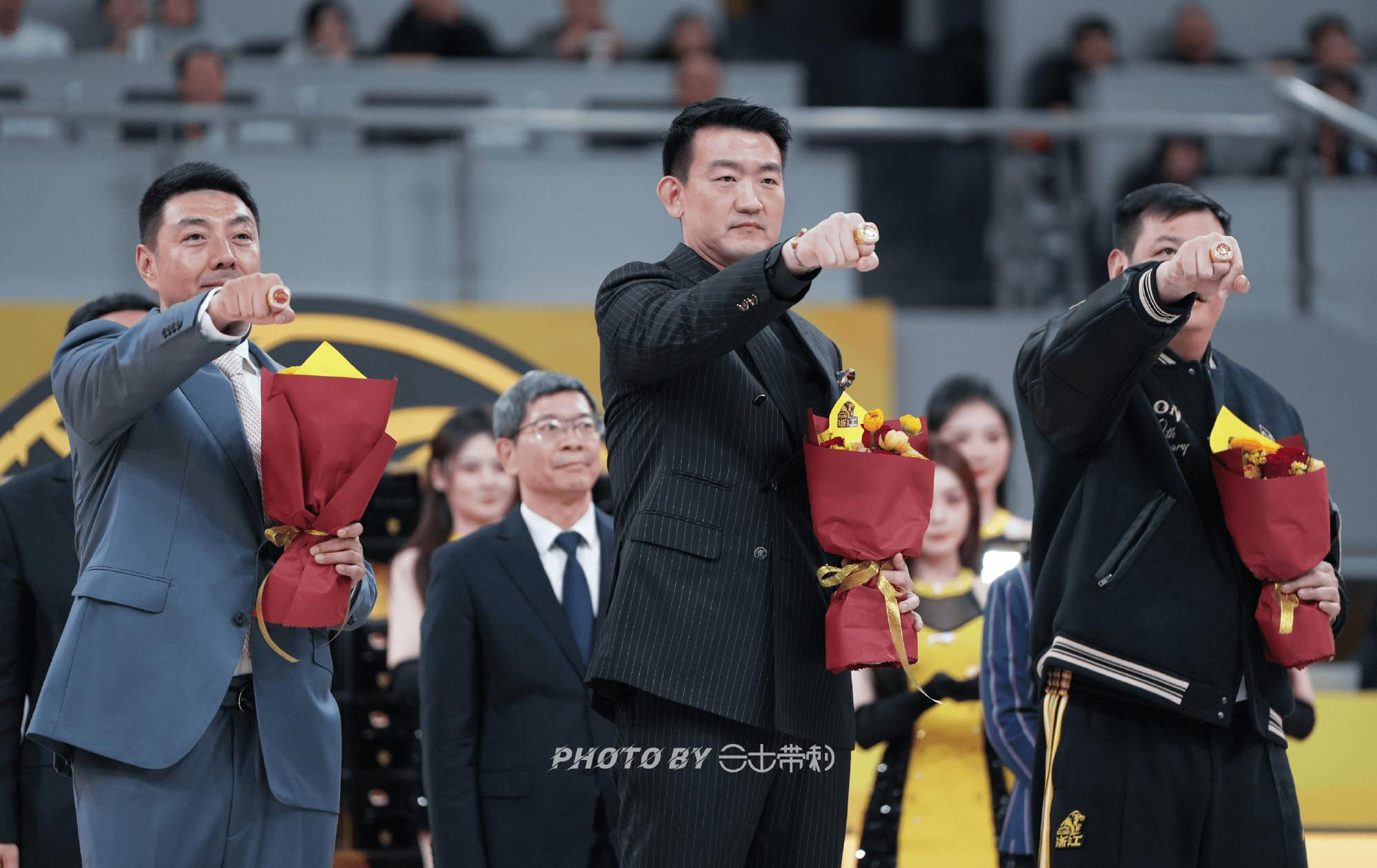 媒体人晒广厦众将领取总冠军戒指瞬间: 领取冠军戒什么感觉