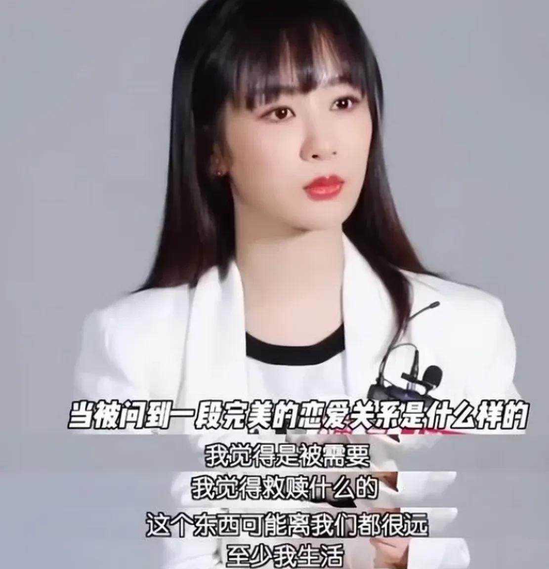 杨紫说，我二十出头时对感情挺认真的。大学和贺鹏谈过，那时候年轻，但后来他演戏是玩