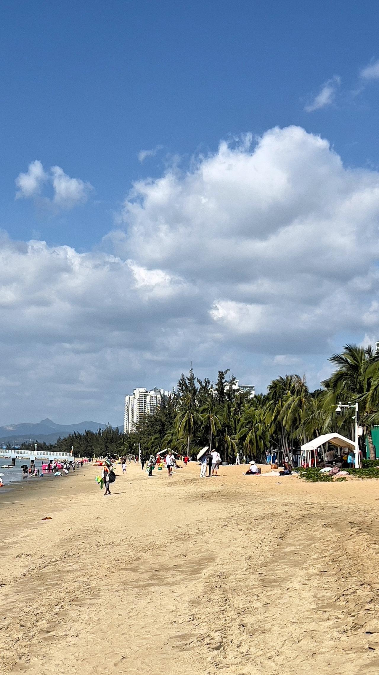 【原创】三亚湾风光：蓝天白云、阳光沙滩，海浪轻拍，悠闲度假美好时光。🌞🏖️?