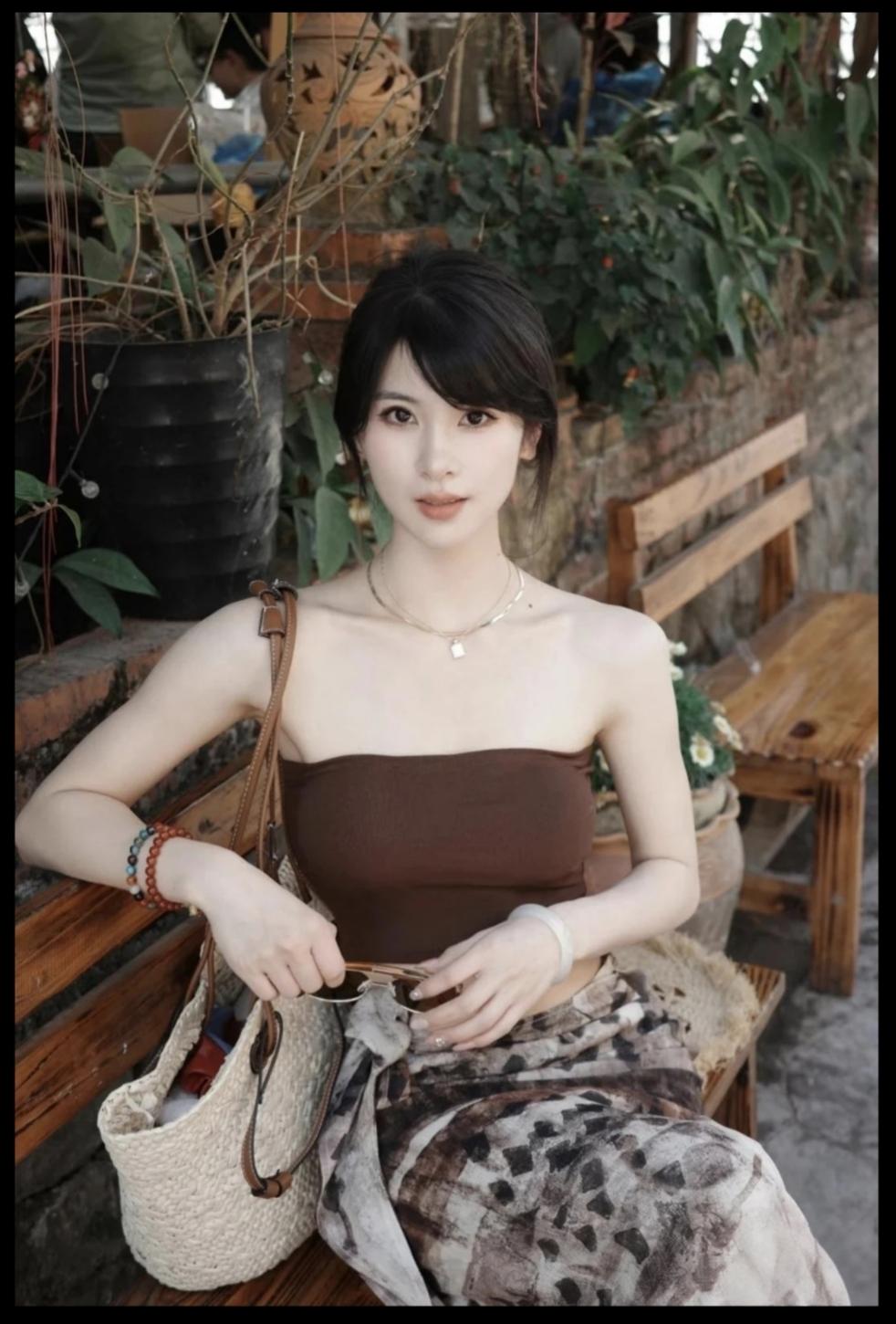 美图欣赏，看图写诗，情感解读《清夏曼堂》七言绝句：棕衣轻裹玉肌凉，草