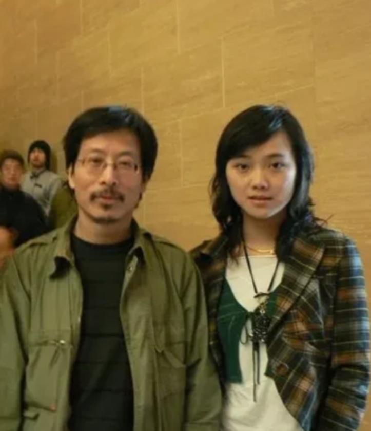 2015年，罗敏跟画家冷军离婚，朋友好奇问她：“你老公有钱有名，也没啥不良嗜好，