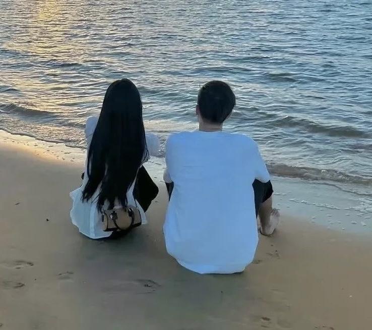 “男朋友出了订酒店的的钱，而我就买了两杯奶茶，他生气了。”一女生在网上发文，