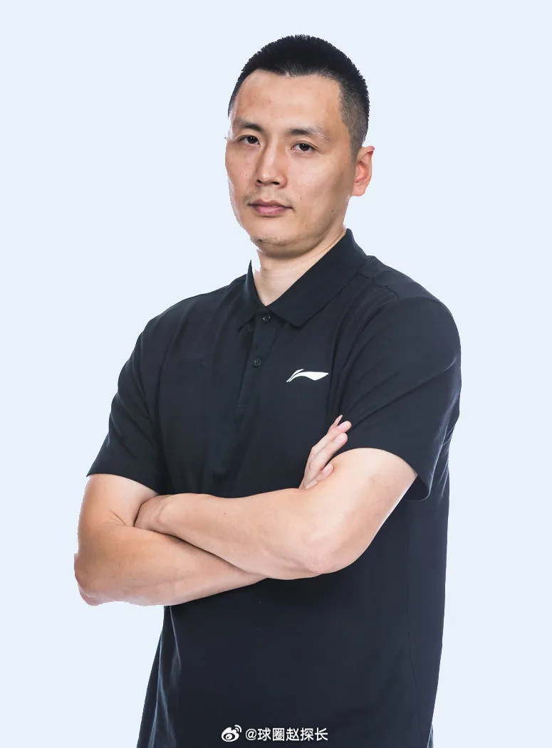 卢伟指导接受《东方体育日报》采访，透露上海男篮休赛期引援方向：重点看一号位和五号