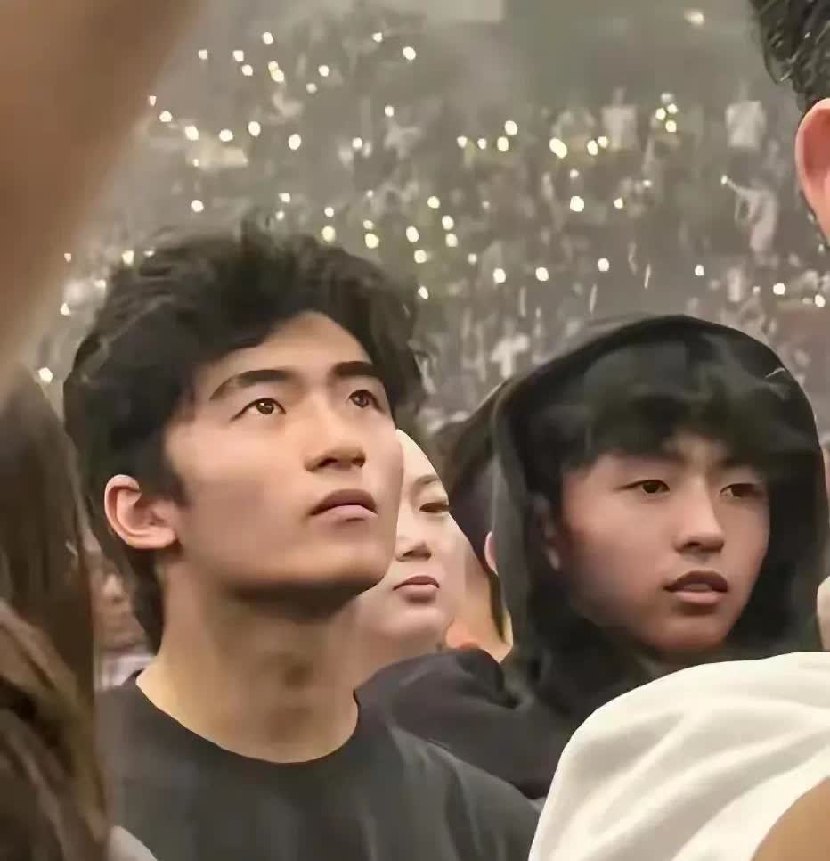 万人演唱会比不上妈妈一个笑容！谢霆锋四场演唱会引起万人追捧，全国轰动。本以为他的