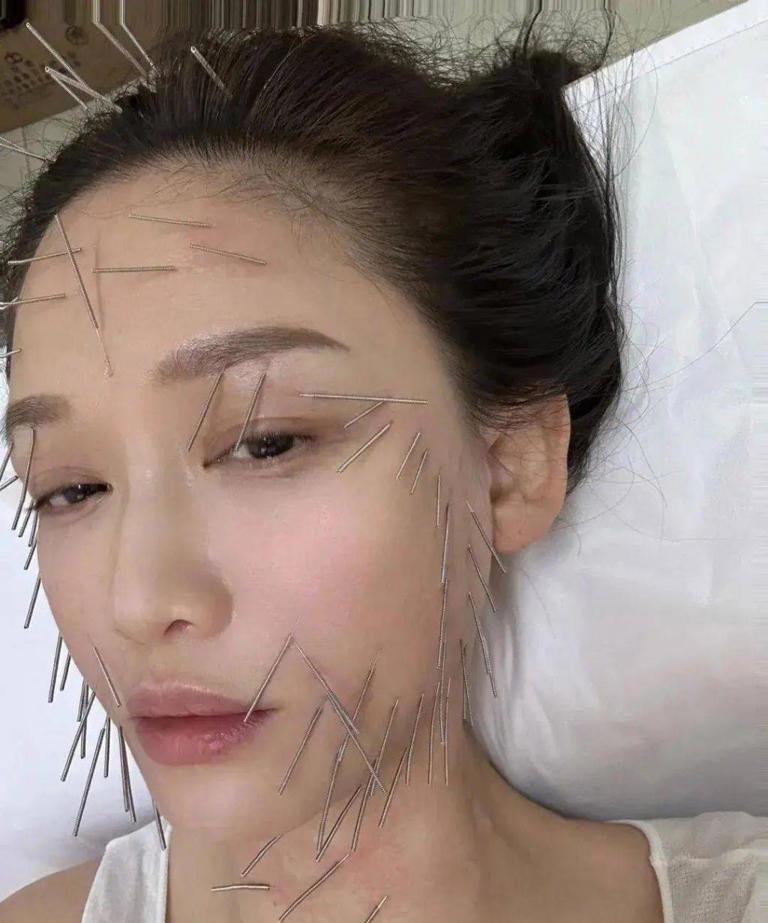 刘芸问陈乔恩：“你现在开始有运动的习惯了吗？”陈乔恩微微歪着头，笑着回应：“我想
