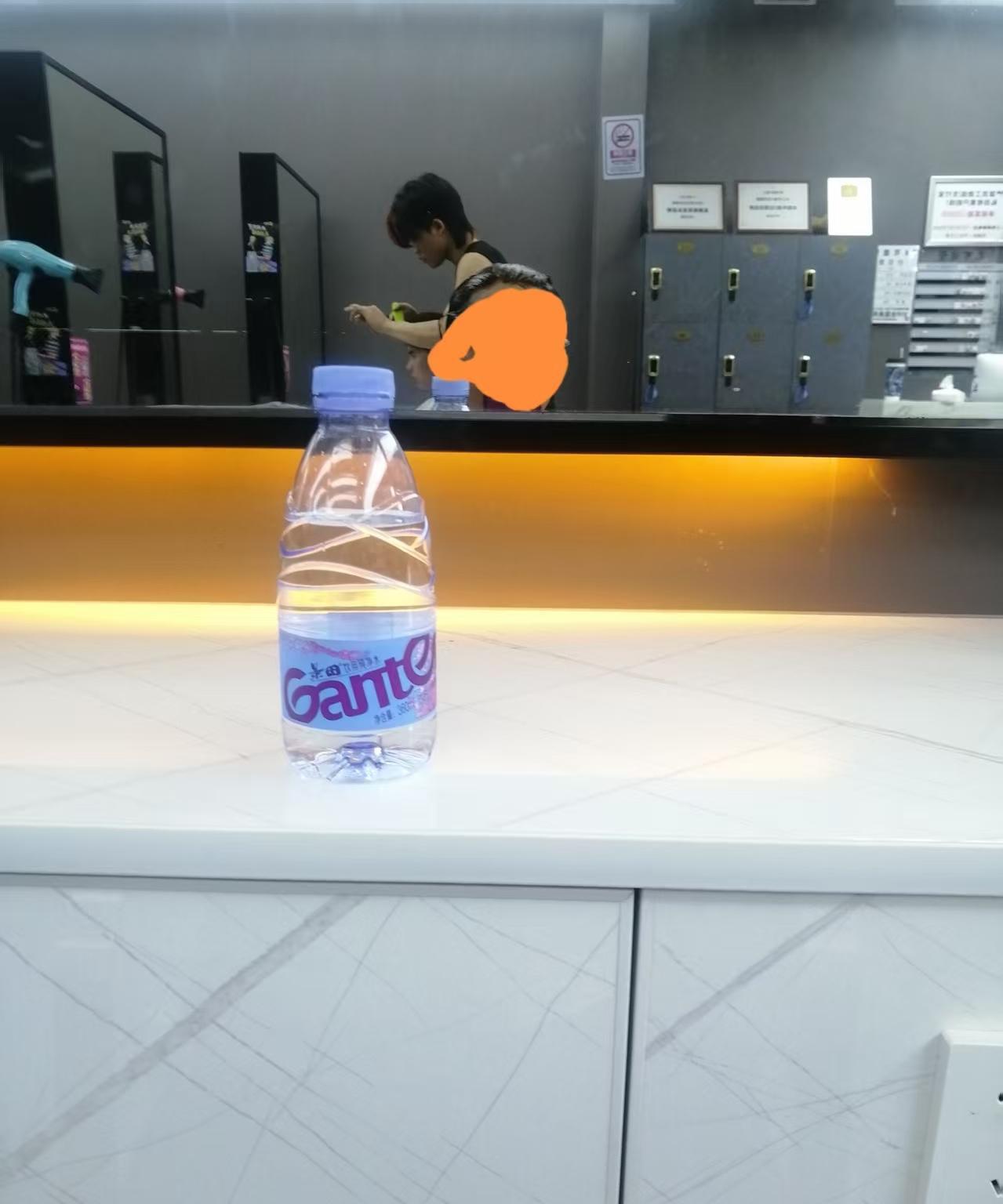 今天我们要去香港，昨天外甥女要我和大姑姐要我们去做个头发。因为我的白头发都已经长