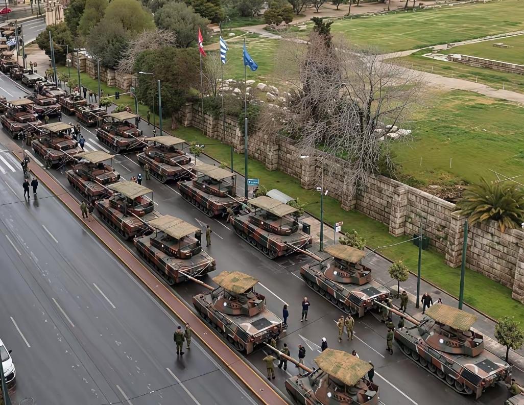 从俄乌战场的经验来看，希腊军队坦克这种顾头不顾身的反无人机格栅是有问题的，大量的