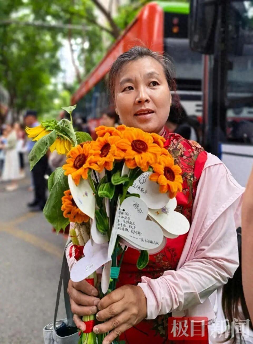 高考结束，湖北襄阳18岁的男孩乐乐跪谢养母叶焕枝。但很多人忽略了一个数字：养母收