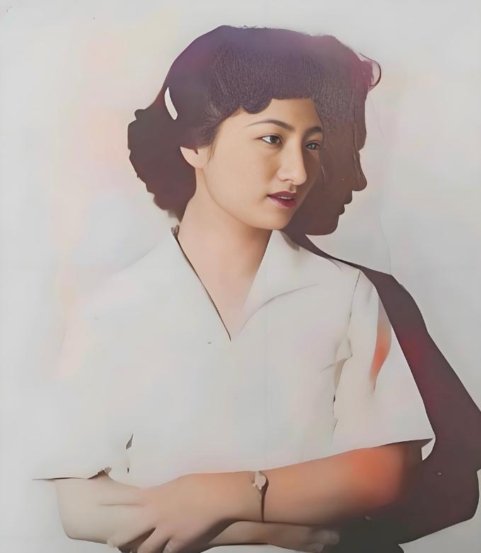 1949年，31岁的国民党美女特工张春莲，为了活命，隐姓埋名找到了一个老实农民，