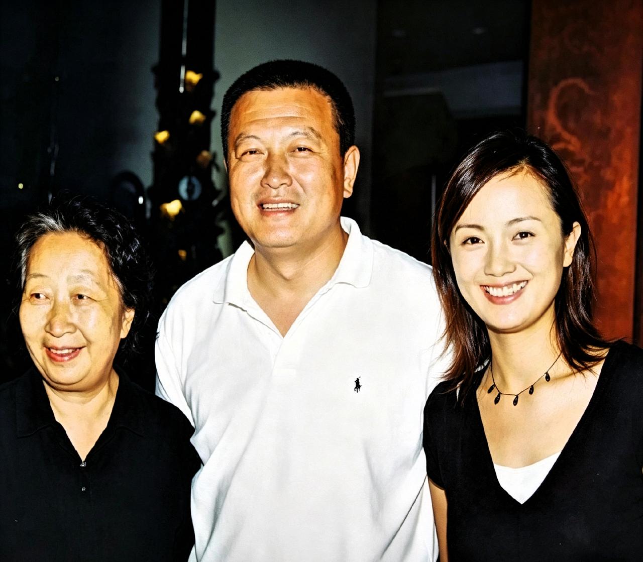 翻出张老照片，杨亚洲、彭玉、朱媛媛早年的合影。那时候朱媛媛笑得真甜，彭玉老师也慈