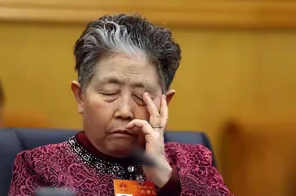 老干妈去年卖了54个亿，差一点就追平历史最高纪录。但你猜怎么着？79岁的陶华碧老