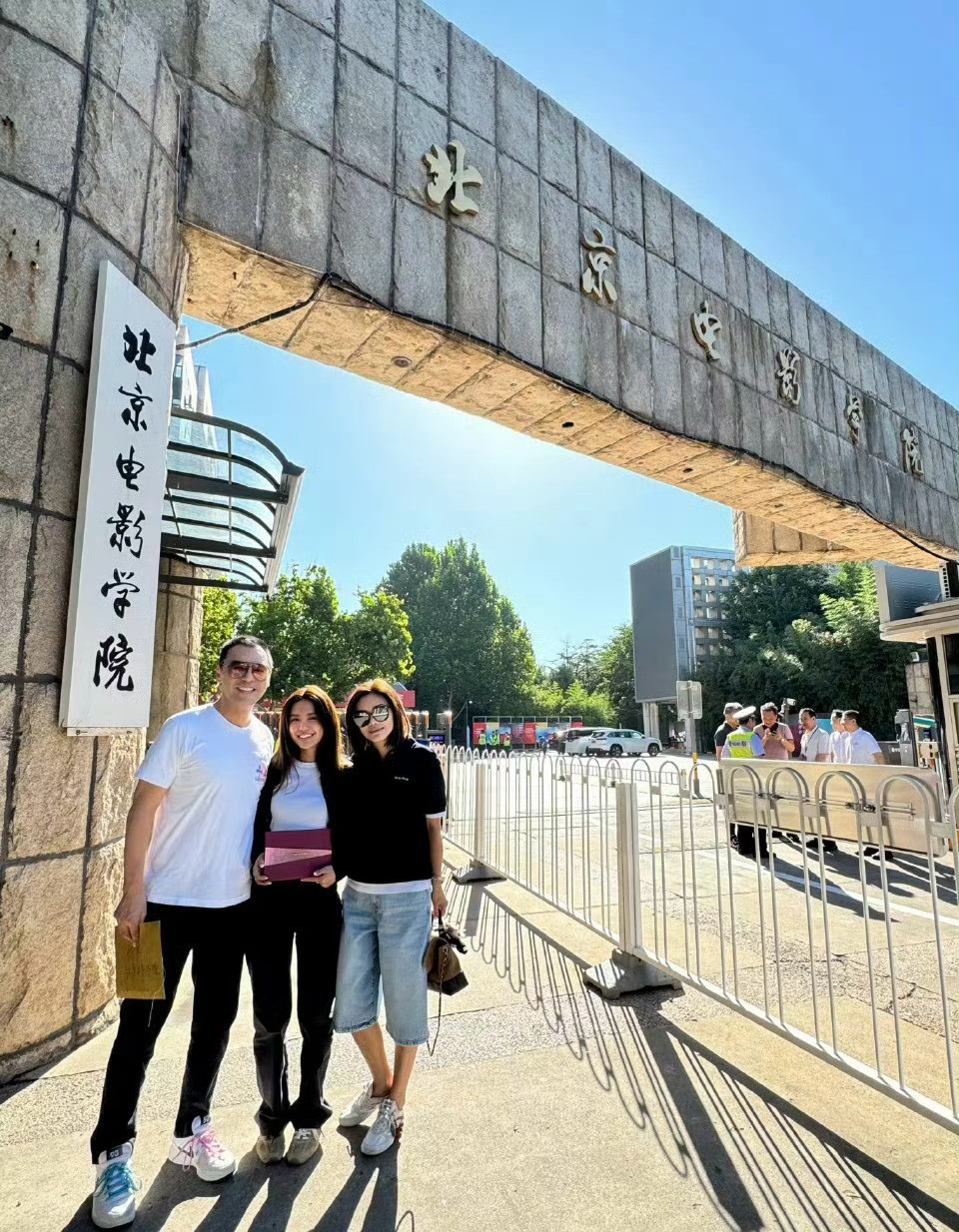 钟懿被北电导演系研究生录取，钟镇涛和范姜送女儿到学校报到。​​​