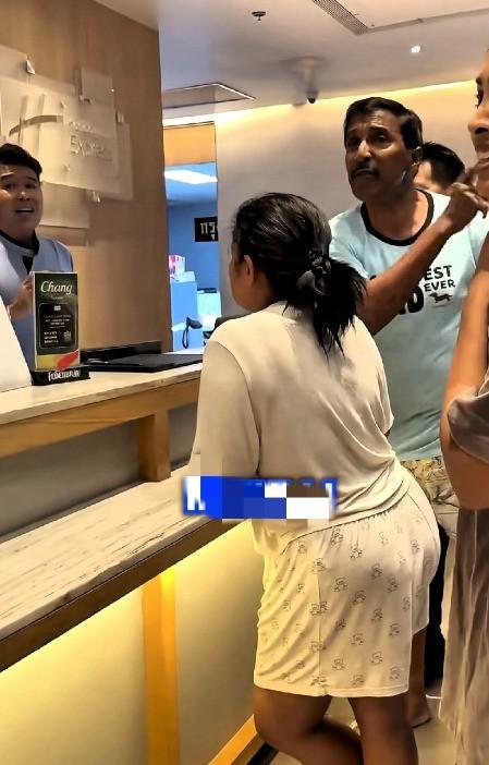 几位印度游客在酒店前台与工作人员争论不休：坚称自己已经付了订金，要求酒店免费入住