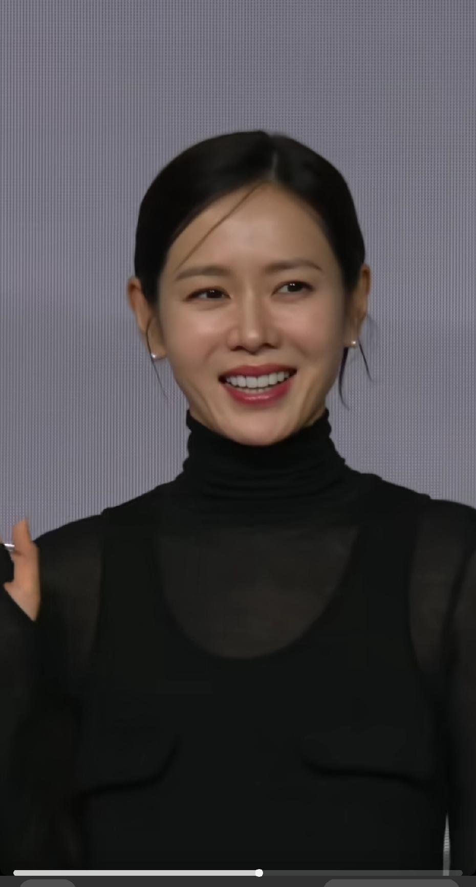 韩国人当年讨论中国女演员，绕来绕去总绕不过一个名字。刘诗诗。他们把她和孙艺珍摆在一起比，发现这两人身