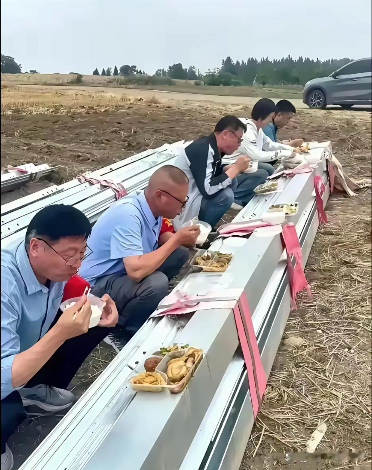 基层领导下乡吃饭了[呲牙笑]