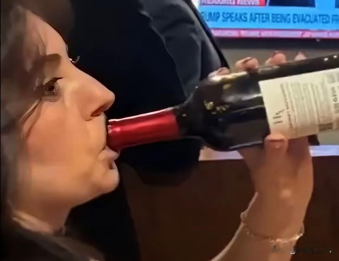 我说白宫怎么会如此大方，为媒体记者举办2000多人的记者会，原来这些并不是美